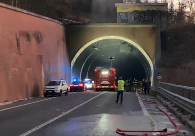 Scontro tra pullman e ambulanza in una galleria a Urbino: 4 vittime