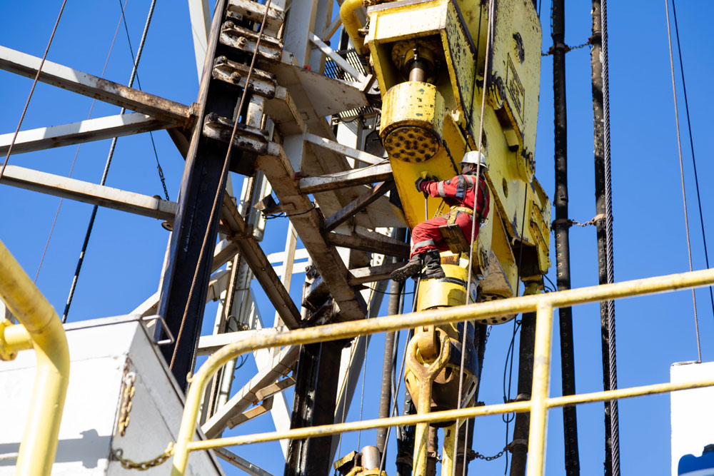 A Siem crewmember works on the drill block. (Credit: Tiffany Liao, IODP JRSO)