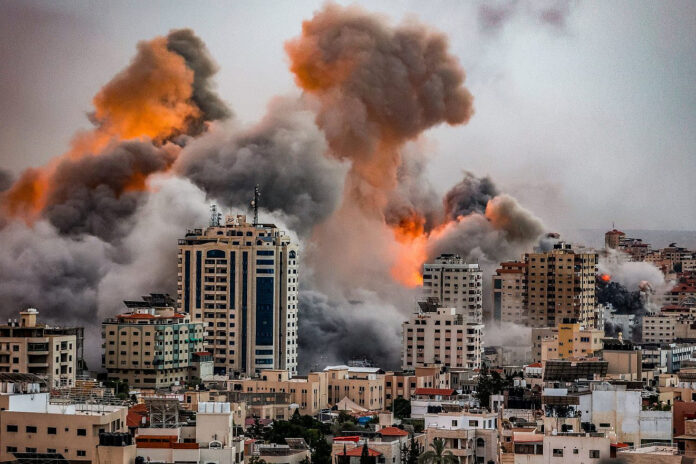 Raid aerei a Gaza: 22 vittime civili in una notte, oltre 61mila i morti dall’inizio della guerra