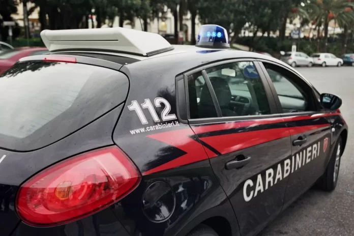 Carabinieri davanti a un ufficio postale durante un’indagine per rapina nel Comasco