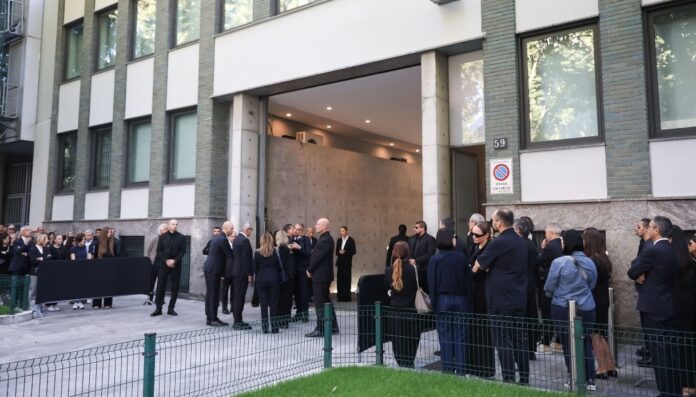 Milano rende omaggio a Giorgio Armani: lunga fila alla camera ardente