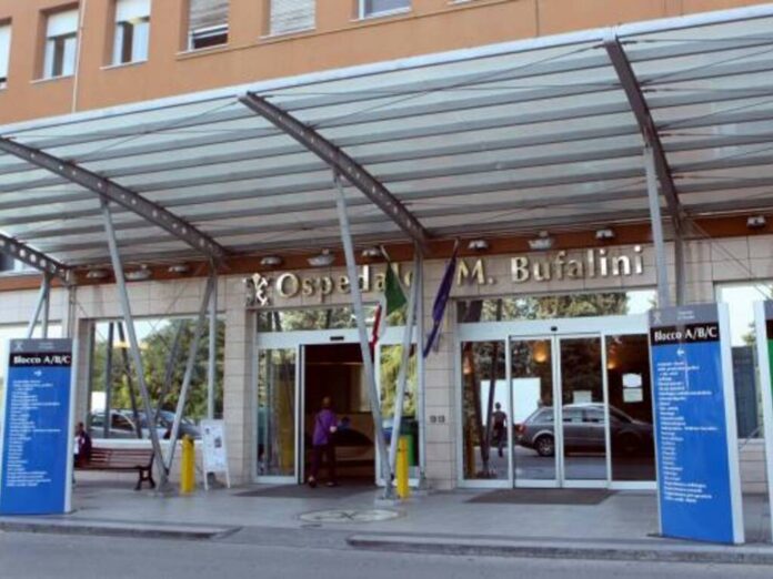 Cesena, partorisce in casa e abbandona il neonato vicino ai cassonetti: bimbo salvo per miracolo
