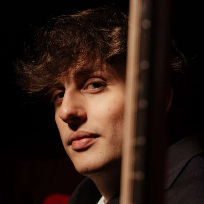 Gabriele Esposito annuncia il suo primo mini tour teatrale campano, dal titolo “Pe’ Sempe”. Ascolta il nuovo brano “Chella Llà”