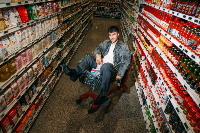SANTACHIARA presenta “MINIMARKET”. Un’azione di guerrilla artistica in un vero bangala market anticipa l’uscita del disco