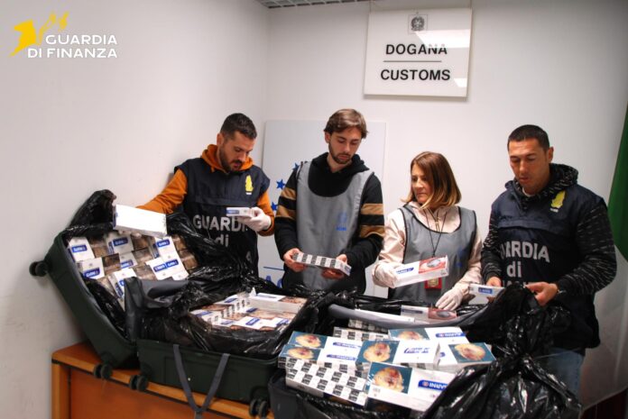 Controlli doganali in aeroporto con sequestro di sigarette di contrabbando