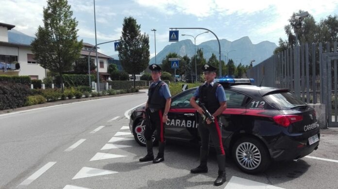 Carabinieri durante un controllo stradale dopo un incidente causato da guida in stato di ebbrezza