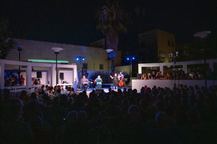 Pubblico numeroso ai Giardini dei Miti durante la serata inaugurale di I Nostri Miti Festival 2026. (foto BOSK)