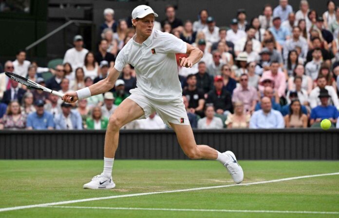 Jannik Sinner durante un incontro sul Centre Court di Wimbledon.