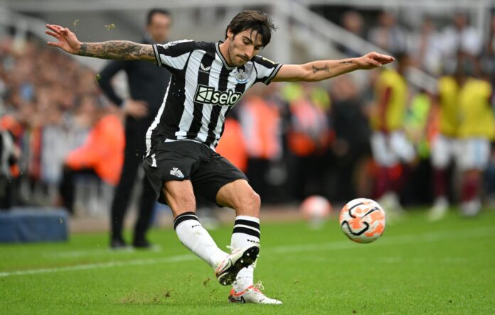 Sandro Tonali durante una partita di Premier League prima del trasferimento al Tottenham.