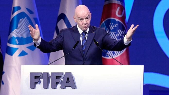 Gianni Infantino durante una riunione dei vertici della FIFA a Rabat.