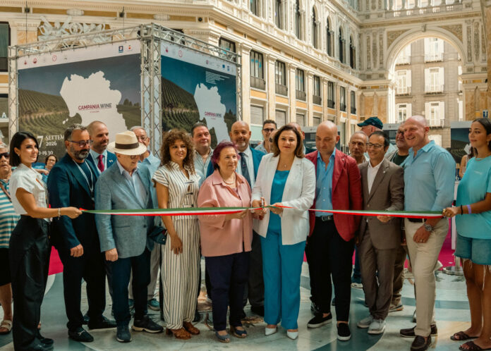 Pubblico numeroso e partecipante ai banchi di degustazione durante Campania Wine 2026 in Galleria Umberto I a Napoli.