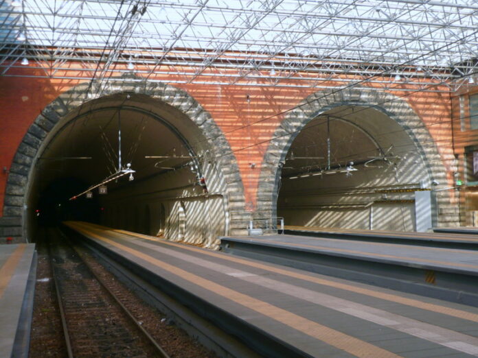 Tunnel della stazione di Montesanto a Napoli con binari e piattaforme, parte della ferrovia Cumana.