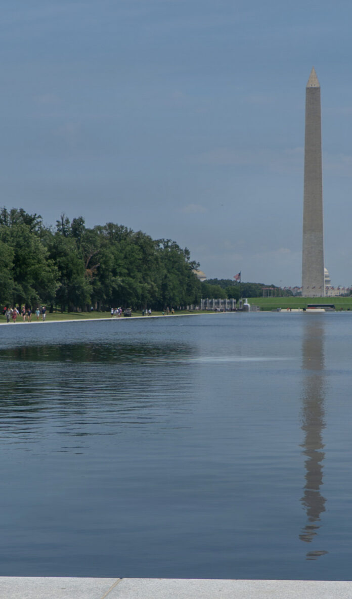 Visuale della Lincoln Memorial Reflecting Pool con il Washington Monument sullo sfondo, foto di archivio dopo lavori di ristrutturazione.
