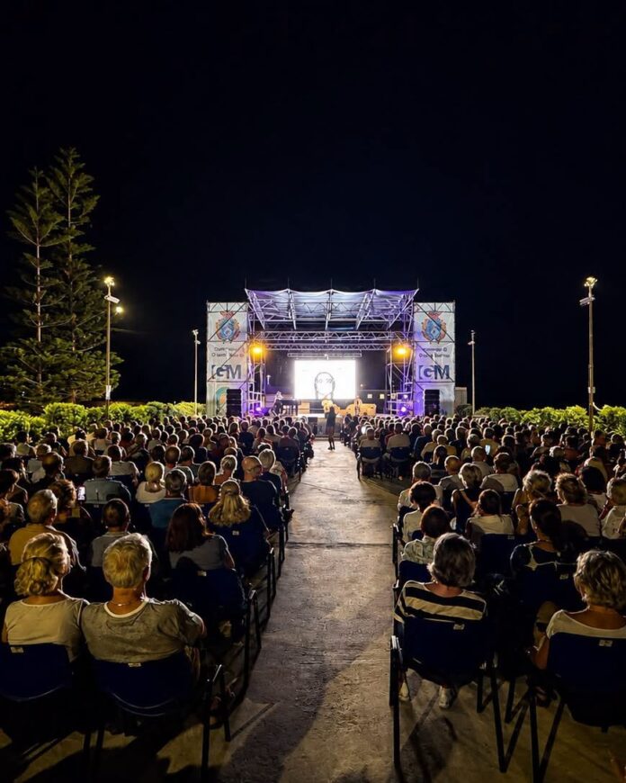 Serata con pubblico numeroso e palco illuminato alla rassegna musicale di Diano Marina