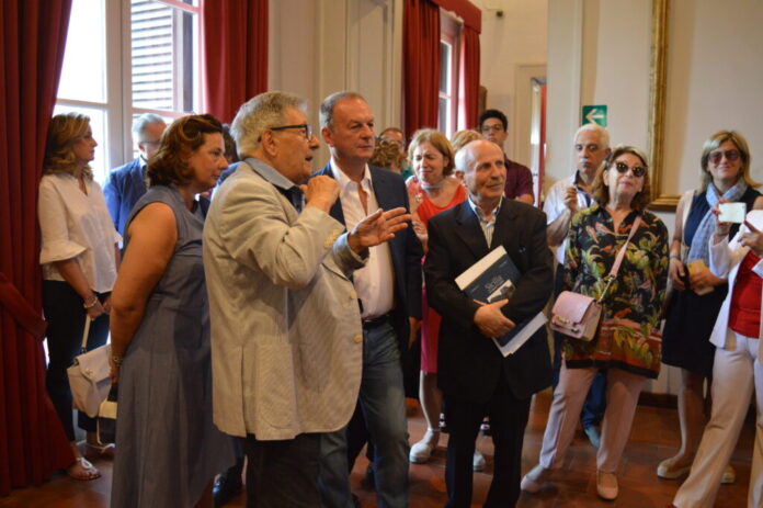 Foto artisti e pubblico durante evento culturale al Museo Correale di Sorrento con riferimento a Giuseppe Leone