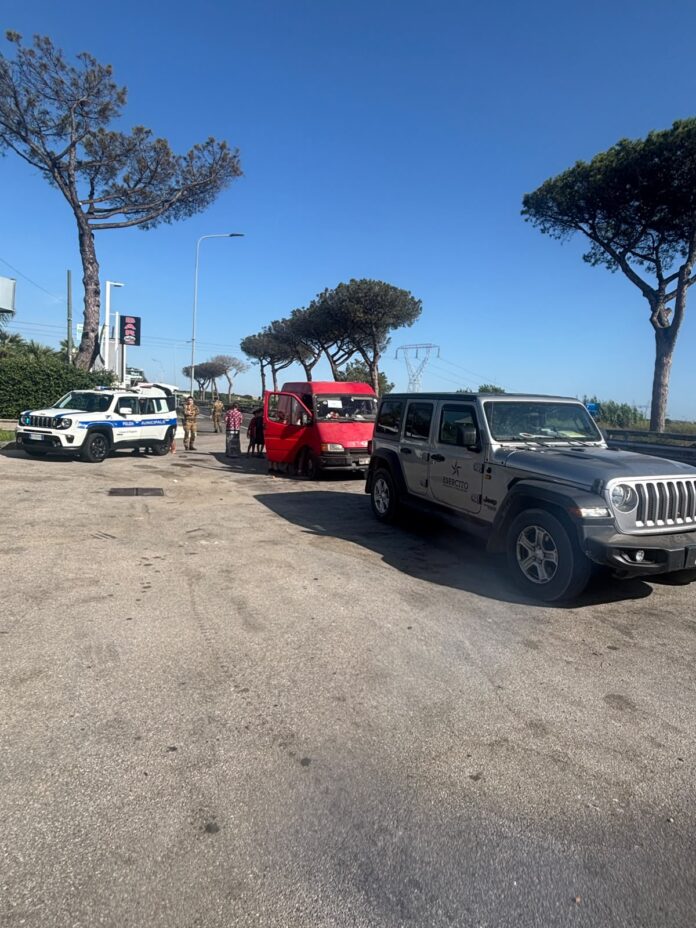 Veicoli delle forze dell'ordine e dell'Esercito durante operazioni di controllo in Terra dei Fuochi