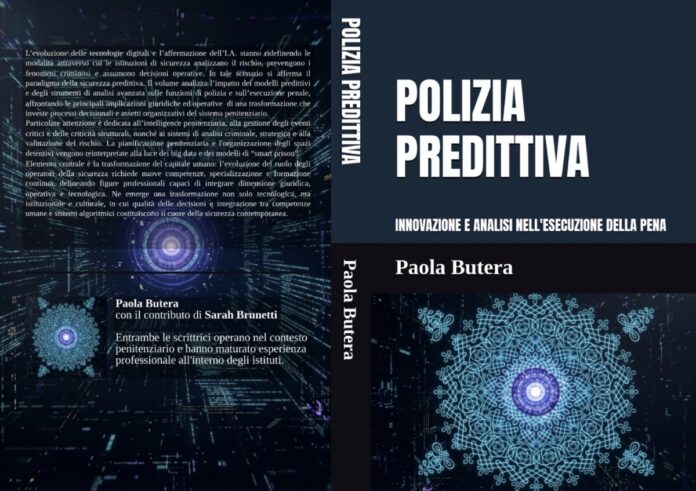 Due dirigenti della Polizia Penitenziaria in uniforme durante un evento all'aperto con molte persone sullo sfondo e una bandiera italiana.