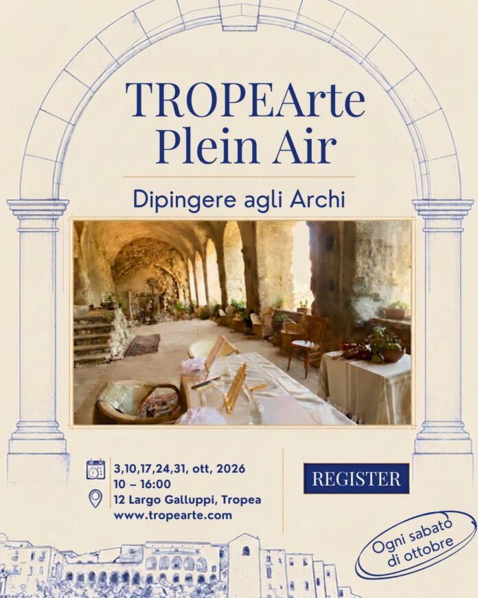 Locandina del TroPEArte Plein Air Festival con immagine di un atelier all'aperto presso archi storici, tavoli e cavalletti per pittura.