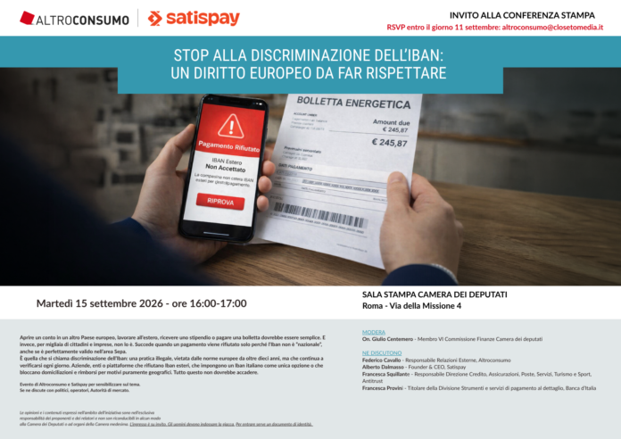 Persona con bolletta energetica e smartphone con notifica di pagamento rifiutato.