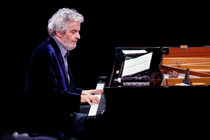 Nicola Piovani al pianoforte durante un'esibizione musicale.