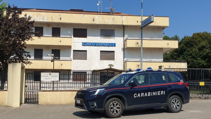 Casermetta dei Carabinieri con auto di pattuglia in primo piano, foto di archivio.