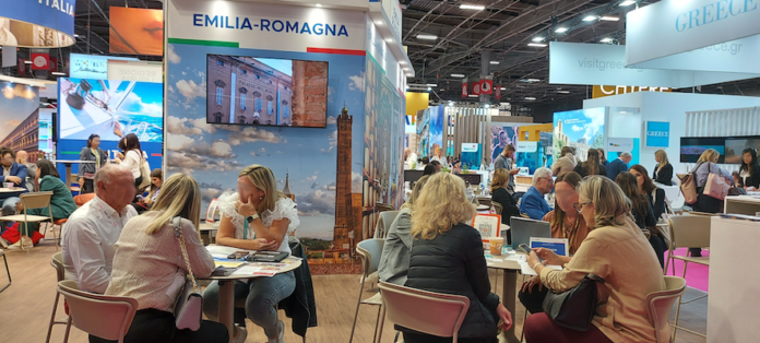 Stand Emilia-Romagna al Salone IFTM Top Resa con operatori e visitatori impegnati in incontri di lavoro.