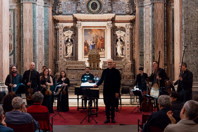Ensemble musicale durante un concerto in un ambiente storico e decorato, rappresentante la musica classica a Napoli.