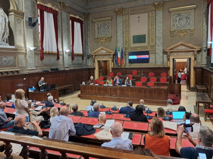 Convegno sul Circular Economy Act a Roma con partecipanti e relatori nella Sala Fregosi di Palazzo Valentini.