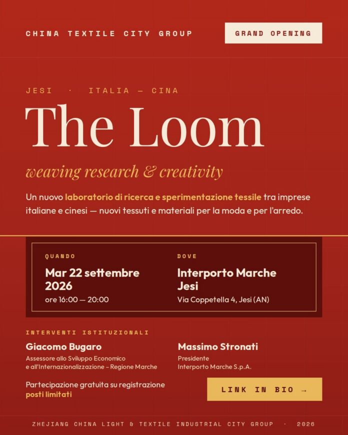 Immagine della locandina dell'evento di inaugurazione del laboratorio tessile 'The Loom' con date, luogo e nomi degli intervenuti.