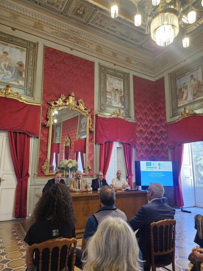 Foto dell'incontro con rappresentanti istituzionali e associativi seduti a un tavolo in una sala decorata durante il rinnovo della governance della Riserva MAB Sila.