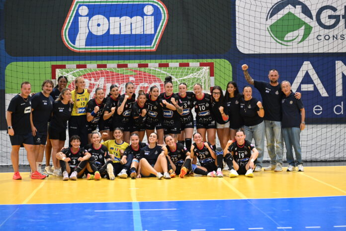 Squadra Jomi Salerno posa insieme in palestra dopo la partita di handball vinta contro Ariosto Ferrara.