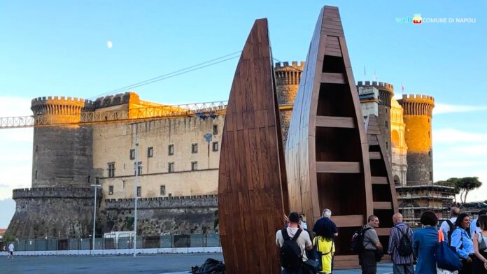 Tre barche di legno parte dell'installazione 
