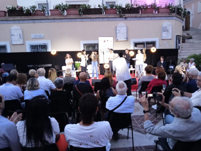 Partecipanti e pubblico durante un evento del Festival della scrittura d'amore a Spoltore in Piazza D'Albenzio
