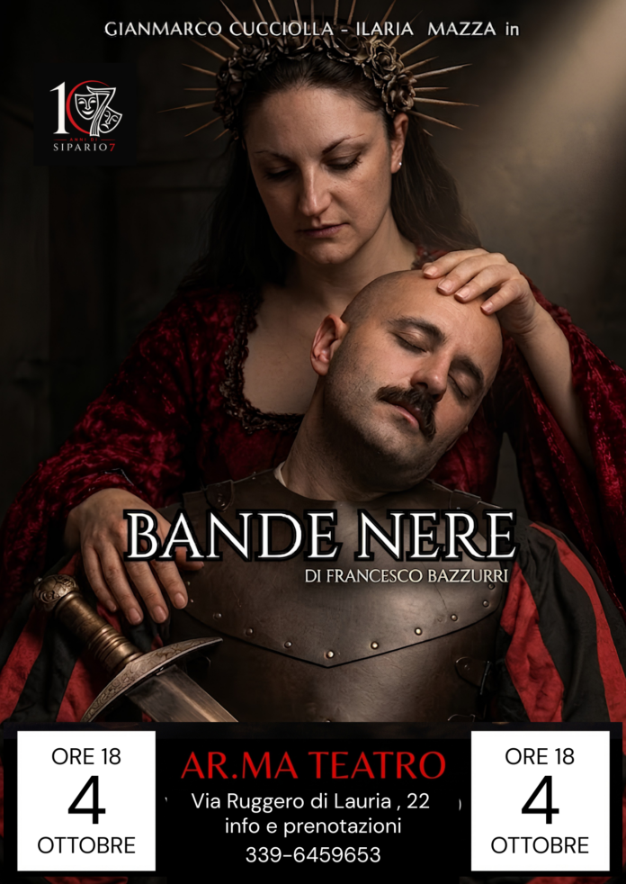 Due attori in costume rinascimentale, donna con corona e uomo con armatura, scena dello spettacolo teatrale 'Bande Nere'.