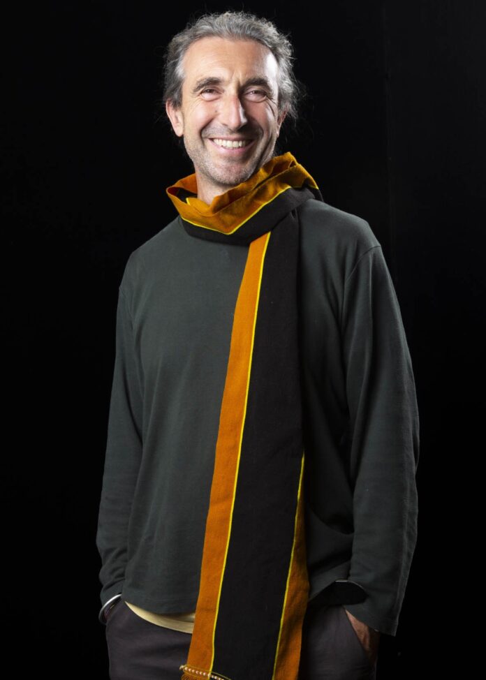Ritratto del fotografo documentarista Rocco Rorandelli con sciarpa colorata