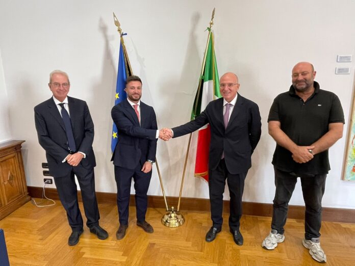 Incontro tra rappresentanti del Comune di Giulianova e Invimit con bandiere italiana ed europea sullo sfondo