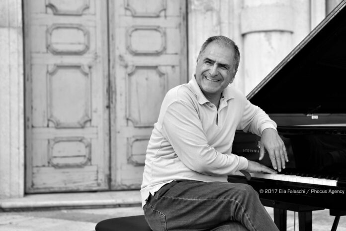 Il pianista Enrico Pieranunzi al pianoforte durante una performance.