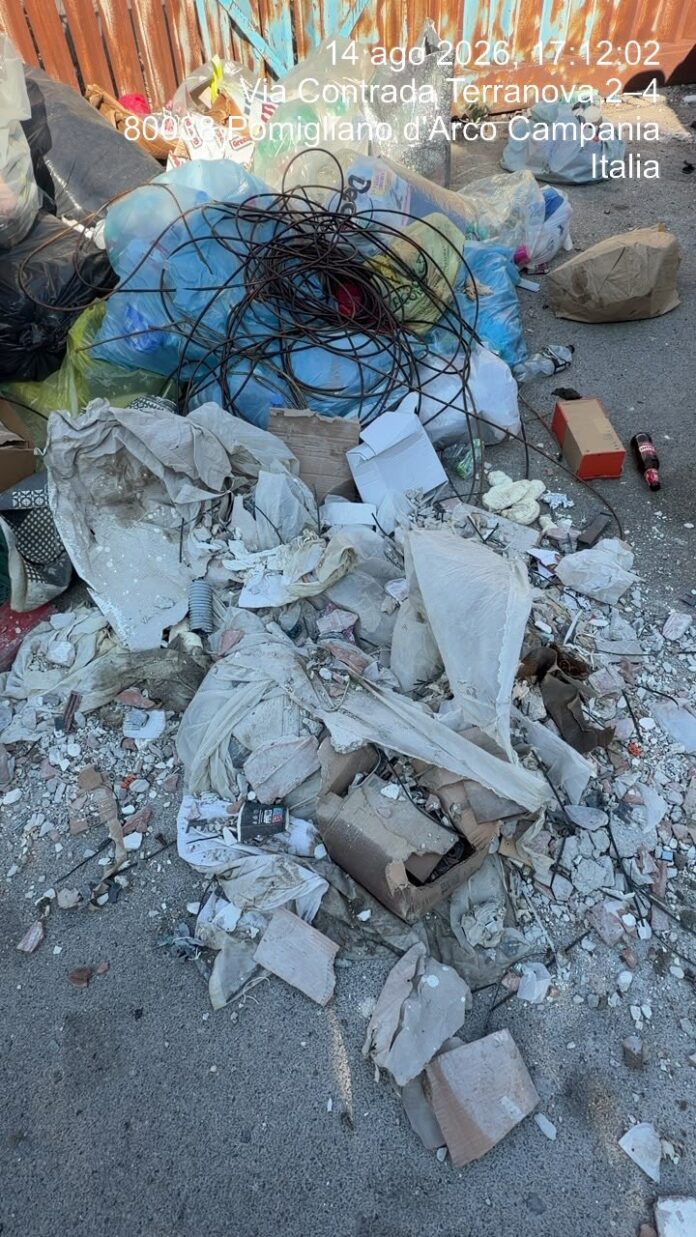 Accumulo di rifiuti speciali e materiali elettrici abbandonati ai margini di una carreggiata a Pomigliano d'Arco