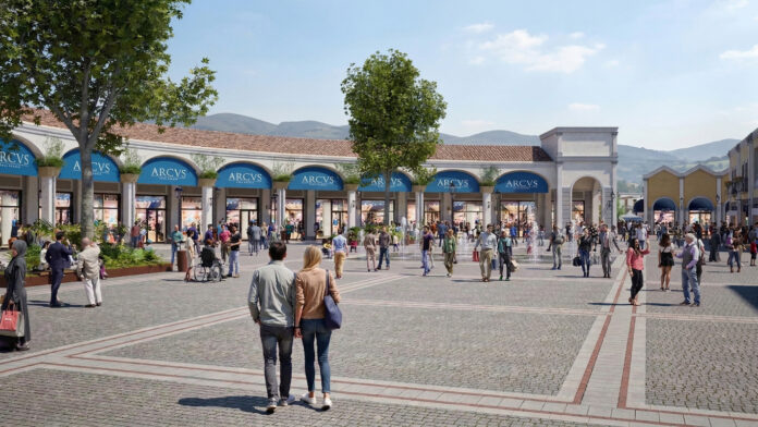 Rendering esterno del Roma Outlet Village con persone passeggianti e vetrine dei negozi.