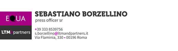 Due giocatori di tennis in azione durante una partita su un campo da tennis all'aperto, immagine rappresentativa di un torneo di blind tennis.