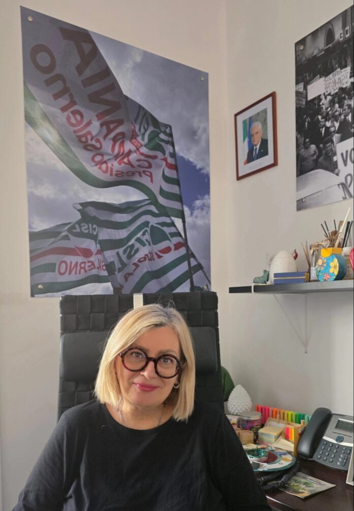 Ritratto di Marilina Cortazzi nel suo ufficio con cimeli sindacali alle pareti