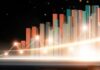 La manifattura lombarda consolida la crescita nel secondo trimestre del 2026 Grafico a barre e linea di tendenza in crescita su sfondo scuro con luci sfocate.