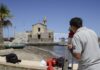 Temporale a Lipari causa esondazioni, strade allagate e danni al porto Ricercatore mentre effettua rilievi topografici con strumento ottico in corrispondenza di una chiesetta a Lipari Marina Corta