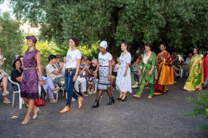 Donne in passerella durante la sfilata di moda solidale 'Fili di Speranza' con tessuti africani al Noviziato Internazionale a Roma.