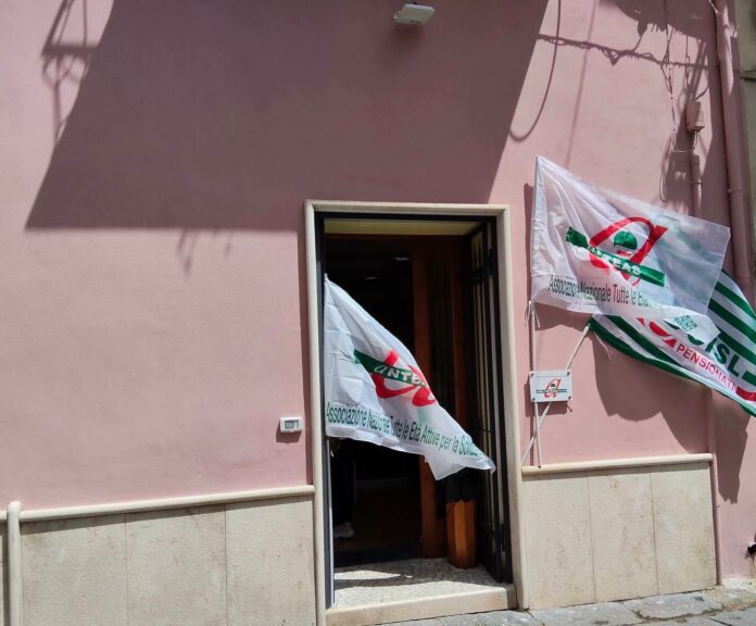 Sede dell'Associazione Liber Anteas Vitulazio con bandiere associate esterne.