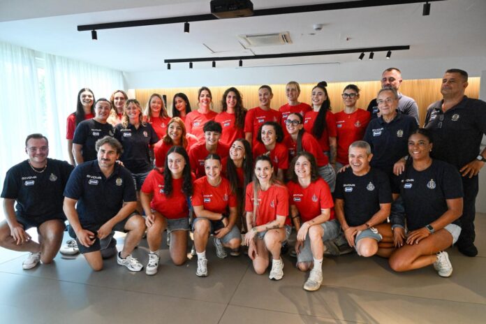 Squadra Jomi Salerno e staff durante la conferenza stampa presso Hotel Mediterranea.