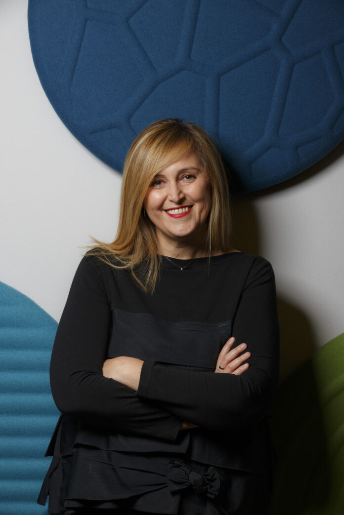 Grafica con motivi caleidoscopici colorati e testo promozionale della campagna Infinite Perspectives per la fiera Hospitality 2027
