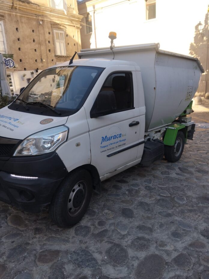Veicolo per la raccolta rifiuti della ditta Muraca parcheggiato in una strada di Tropea.