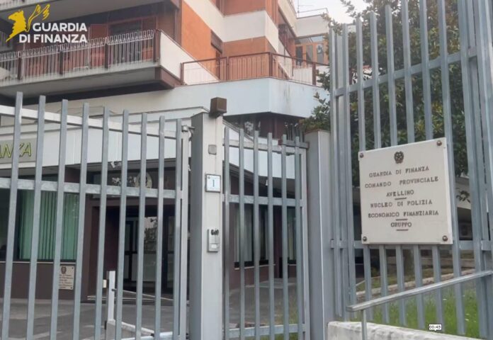 Ingresso del comando della Guardia di Finanza di Avellino con cancellata e targhetta