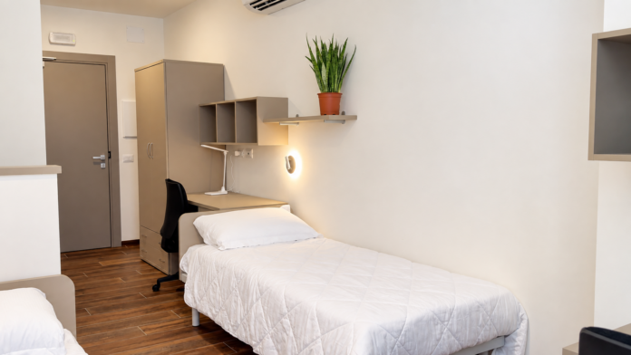 Ingresso dello Studentato Seraphicum con insegna e parte dell'edificio visibile